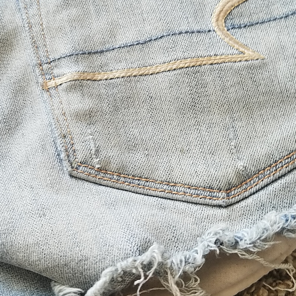 AEO Destroyed Light Wash jean shorts - Picture 8 of 8